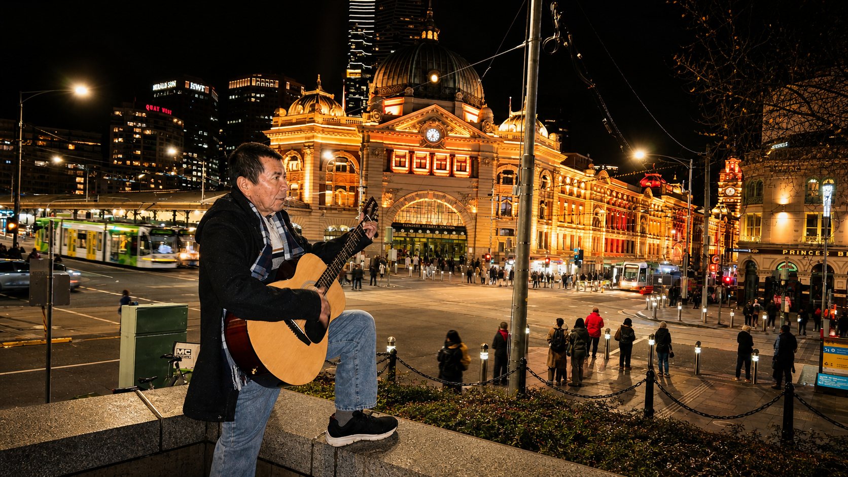 Antony Jadiz con guitarra frente a Flinders Street Station en Melbourne