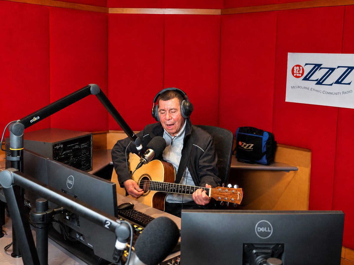 Antony Jadiz cantando en estudio de radio en Melbourne